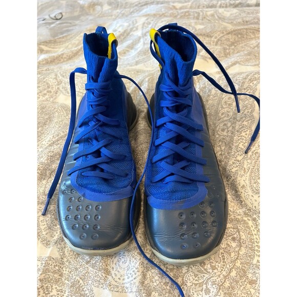 Blue under armour boys shoe in 5.5 - Picture 1 of 7